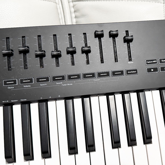 Novation Launchkey 49 [MK3] MIDI Keyboard Controller - Seamless Ableton Live Int - Picture 4 of 4